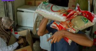 Sejumlah warga membeli paket bundling Bulog saat Bazar Ramadhan di halaman kantor Camat Sukarami Palembang, Rabu (6/4/2022). Kegiatan Operasi Pasar atau Pasar Murah Perum Bulog Kanwil sumsel dan Babel bekerjasama dengan Disdag kota Palembang. Foto-foto : M Hatta/viralsumsel.com