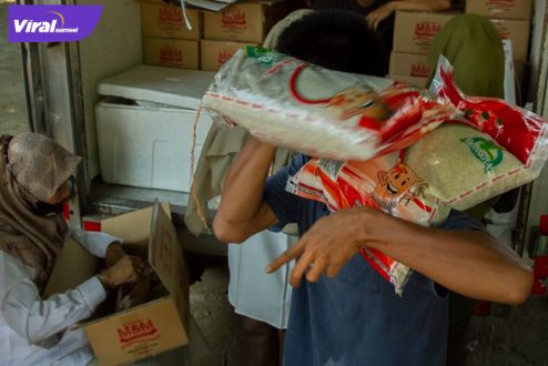Sejumlah warga membeli paket bundling Bulog saat Bazar Ramadhan di halaman kantor Camat Sukarami Palembang, Rabu (6/4/2022). Kegiatan Operasi Pasar atau Pasar Murah Perum Bulog Kanwil sumsel dan Babel bekerjasama dengan Disdag kota Palembang. Foto-foto : M Hatta/viralsumsel.com