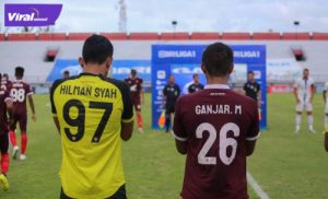 Para pemain PSM Makasar sebelum memasuki lapangan dalam laga BRI Liga 1 2021/2022. Foto : lib