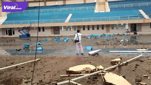 Kondisi bagian GOR Biduk Kajang Kayuagung paska ambruk karena di terjang angin kencang dan hujan deras, Kamis (7/4/2022) siang. Foto : viralsumsel.com/fir