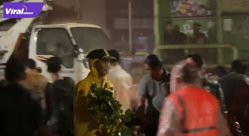 Walikota Palembang H Harnojoyo pantau evakuasi pohon tumbang di Jalan Merdeka,, Rabu (7/4/2022) malam. Foto : viralsumsel.com/nto