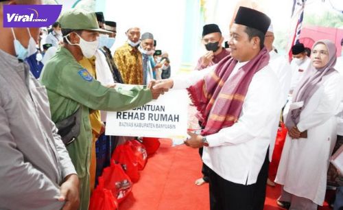 Bupati Banyuasin H. Askolani melaksanakan safari ramadhan dan tarawih di Masjid At Taqwa Desa Karang Anyar Kecamatan Muara Padang Kabupaten Banyuasin, Rabu (6/4/2022) malam. Foto : viralsumsel.com/nto