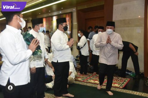 Gubernur Sumsel H Herman Deru menghadiri pengajian dan silahturahmi dalam rangka bulan Ramadhan di Lobby Bank Sumsel Babel (BSB), Jakabaring, Palembang, Rabu (6/4/2022) malam. Foto : viralsumsel.com/win