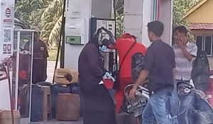 Ilustrasi pegisian BBM di SPBU menggunakan dirigen. Foto : viralsumsel.com/fir