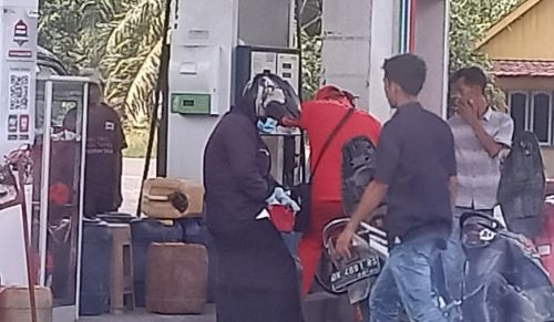 Ilustrasi pegisian BBM di SPBU menggunakan dirigen. Foto : viralsumsel.com/fir