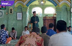 H Muchendi Wakil Ketua DPRD Provinsi Sumsel saat memberikan sambutan dalam Safari Ramadhan sekaligus Safari Jumat di Masjid Rahmah, Desa Buluh Cawang OKI, Jumat (8/4/2022) siang. Foto : viralsumsel.com/ion