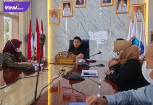 Bupati Ogan Ilir, Panca Wijaya Akbar S.H membuka audiensi FKM UNSRI dalam Rangka Akan Dilaksanakan Kegiatan PBL di Kabupaten Ogan Ilir, Kamis (7/4/2022). Foto : viralsumsel.com/jun