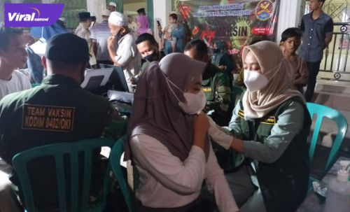Kodim 0402/OKI bersama PKM Tanjung Raja dan BPBD Ogan Ilir gelar Serbuan Vaksin Malam hari di Masjid Baitussolihin Kelurahan Tanjung Raja Utara Kecamatan Tanjung Raja, Kamis (7/4/2022). Foto : viralsumsel.com/fir