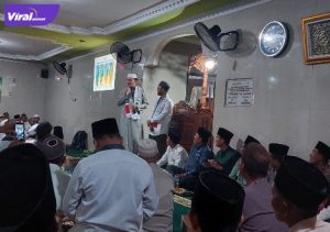Syekh Mohammad Fouze Al-Hallaq Imam Muda Palestina tausiah di Masjid Assalam juga dihadiri Wakil DPRD Sumsel H Muchendi. Foto : viralsumsel.com/ion