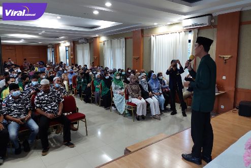 H Muchendi Mahzareki Wakil Ketua DPRD Sumsel saat ngqbuburit dan berbagi sembako dengan IMOKI di Hotel Dinesti Kayuagung, Jumat (8/4/2022) sore. Foto : viralsumsel.com/ion