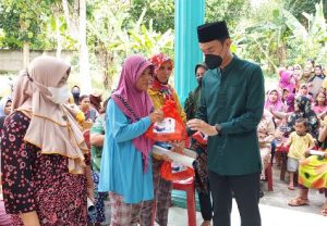 H Muchendi Wakil Ketua DPRD Sumsel memberikan paket sembako secara simbolis kepada warga Desa Buluh Cawang OKI, Jumat (8/4/2022). Foto : viralsumsel.com/ion