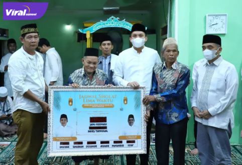 Bupati Ogan Ilir, Panca Wijaya Akbar SH Safari Ramadhan di Masjid Durul Muhlisin desa Kedukan Bujang. Kamis, (07/04/2022). Foto : viralsumsel.com/jun Bupati Ogan Ilir, Panca Wijaya Akbar SH Safari Ramadhan di Masjid Durul Muhlisin desa Kedukan Bujang. Kamis, (07/04/2022). Foto : viralsumsel.com/jun