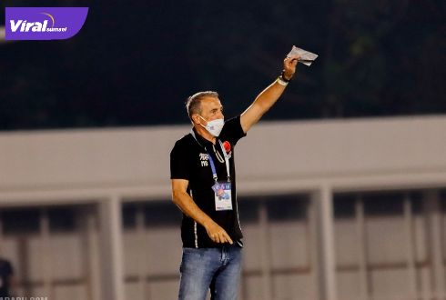 Milomir Seslija pelatih Borneo FC. Foto : LIB