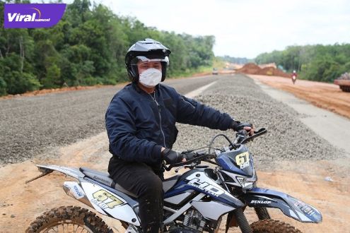 Gubernur Sumsel H Herman Deru mengecek progres pekerjaan pembangunan jalan tol Kapal – Betung dengan menggunakan sepeda motor dengan jarak sepanjang 18 KM, Sabtu (9/4/2022). Foto : viralsumsel.com/win