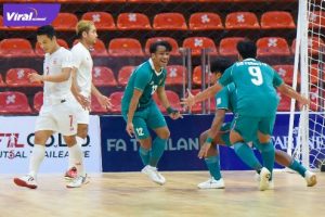 Para pemain Timnas Futsal Indonesia selebrasi usai cetak gol ke gawang Myanmar di Stadion Indoor Huamark, Bangkok Thailand, Jumat (8/4/2022). Foto : pssi