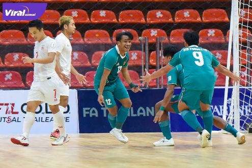 Para pemain Timnas Futsal Indonesia selebrasi usai cetak gol ke gawang Myanmar di Stadion Indoor Huamark, Bangkok Thailand, Jumat (8/4/2022). Foto : pssi