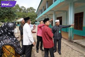 Ketua DPRD Provinsi Kep. Bangka Belitung, Herman Suhadi saat berkunjung lansung ke pondok pesantren Al Islam Kemuja, Jumat (8/4/2022). Foto : viralsumsel.com/ion