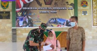 Kodim) 0402/OKI/OI salurkan BTPKLWN Tahun 2022 dari pemerintah pada warga OKI di Kayuagung, Jumat (8/4/2022). Foto : viralsumsel.com/fir
