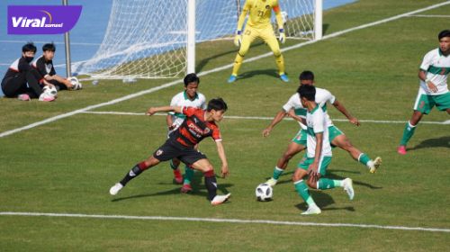 Pertandingan Tim U-19 Indonesia melawan tim senior Pohang Steelers FC di Stadion Gyeongsan, Daegu, Korea Selatan, Sabtu (9/4/2022). Foto : pssi