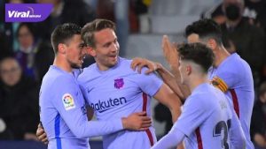 Para pemain Barcelona selebrasi usai cetak gol ke gawang Levante dalam lanjutan LaLiga, di Estadio Ciudad de Valencia, Senin (11/4/2022) dini hari tadi. Foto : ig barca