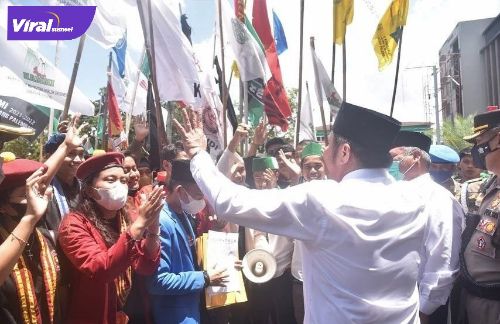 Gubernur Sumsel H. Herman Deru menyempatkan diri menemui unjuk rasa ratusan mahasiswa yang tergabung dalam organisasi mahasiswa Cipayung Plus, di halaman kantor Gubernur, Senin (11/4/2022) siang. Foto : viralsumsel.com/win