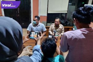 Rizky Perdana Sekretaris Sriwijaya FC didampingi Media Officer Sriwijaya FC Hendra Kusuma beri keterangan pada awak media. Foto : viralsumsel.com/ion