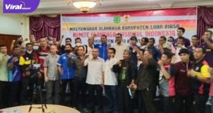 Marjoni Khalid SE pose bersama usai terpilih secara aklamasi sebagai Ketua Umum KONI Kabupaten Muba periode 2022-2026 di Meeting Room, Grand Ranggonang Hotel Sekayu, Muba, Selasa (12/4/2022). Foto : ist