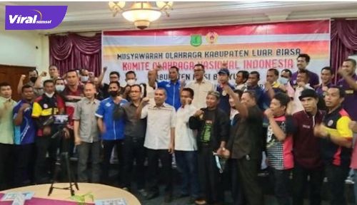 Marjoni Khalid SE pose bersama usai terpilih secara aklamasi sebagai Ketua Umum KONI Kabupaten Muba periode 2022-2026 di Meeting Room, Grand Ranggonang Hotel Sekayu, Muba, Selasa (12/4/2022). Foto : ist