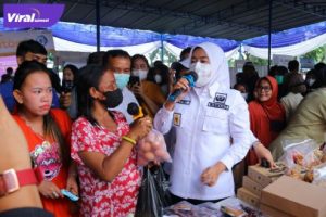 Wakil Walikota Palembang Fitrianti Agustinda hadiri Bazar murah Ramadhan yang digelar Pemkot Palembang di Jalan Urip Sumaharjo Kelurahan 2 Ilir, Rabu (13/4/2022). Foto : viralsumsel.com/nto