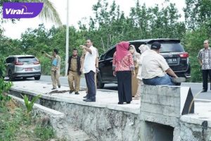 Komisi III DPRD Babel dikomandoi oleh Adet Mastur, SH, MH bersama Haji Ir. Azwar Helmi tinjau pengerjaan jalan Lintas timur Sungailiat, Selasa, (12/4/2022). Foto : viralsumsel.com/ion