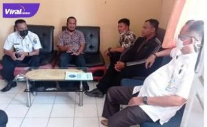 Kepala BNN Kabupaten OKI, AKBP. H. Gendi Marzanto, S.H., M.H. diwakili Seksi P2M dan Seksi Pemberantasan koordinasi dengan pihak Kecamatan Tanjung Lubuk dan Kecamatan Lempuing Jaya, Rabu (13/4/2022). Foto : viralsumsel.com/fir