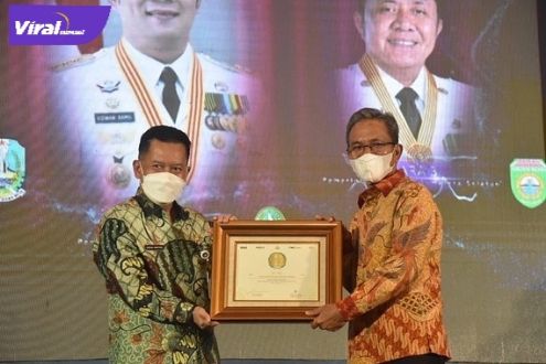 Sekda Sumsel H SA Supriono terima Anugerah Adinata Syariah 2022 secara simbolis dari Wakil Presiden Ma’ruf Amin di Ballroom Kenpinski Grand Ballroom Jakarta, Kamis (14/4/2022). Foto : viralsumsel.com/win