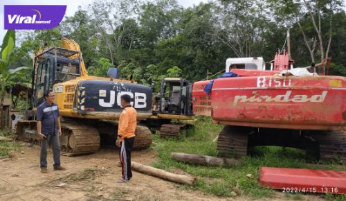Kepala Distan Kabupaten PALI Ahmad Jhoni SP MM, meninjau lokasi Alsintan jenis Excavator di Talang Akar. Foto : viralsumsel.com/eko
