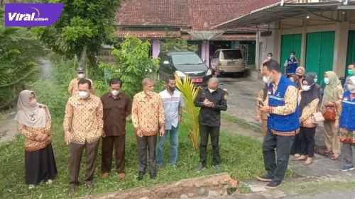 Walikota Prabumulih H Ridho Yahya tinjau Jembatan penyeberangan diatas sungai Kelekar, yang menjadi penghubung antar RW di Kelurahan Karang Raja. Foto : viralsumsel.com/mal