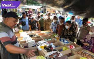 Wakil Bupati Ogan Ilir, H Ardani SH MH membuka langsung pelaksanaan Operasi Pasar khusus minyak goreng curah, Bertempat di Aula Kantor Camat Payaraman, . Kamis (14/04/2022). Foto : viralsumsel.com/jun