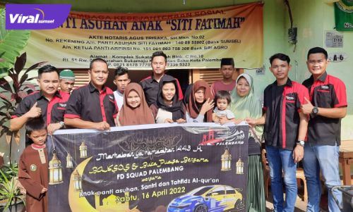 Komunikasi otomotif Honda Civic FD Squad Chapter Palembang berbagi kepada sesama mengunjungi panti asuhan Siti Fatimah di Jalan Sukatani Palembang dengan memberikan bantuan sembako, Sabtu (16/4/2022). Foto : viralsumsel.com/kai