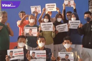 Kaum melenial pecinta olahraga beladiri di Sumatera Barat deklarasi dukung Firli Bahuri maju di Pilpres 2024 di wilayah Jalan Gajah Mada, Gn. Pangilun, Kecamatan Padang Utara, Kota Padang, Kemarin (15/04/2022) petang. Foto : ist