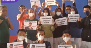 Kaum melenial pecinta olahraga beladiri di Sumatera Barat deklarasi dukung Firli Bahuri maju di Pilpres 2024 di wilayah Jalan Gajah Mada, Gn. Pangilun, Kecamatan Padang Utara, Kota Padang, Kemarin (15/04/2022) petang. Foto : ist