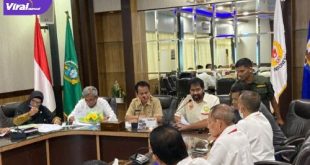 Ketua KONI Aceh, Muzakir Manaf memberi saran desain logo dalam rapat bersama antara Pemerintah Sumatera Utara dan Pemerintah Aceh, terkait pelaksanaan PON XXI 2024. Foto : ist