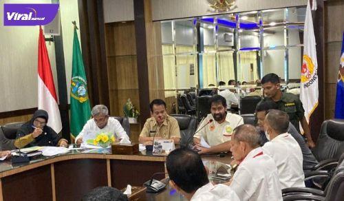 Ketua KONI Aceh, Muzakir Manaf memberi saran desain logo dalam rapat bersama antara Pemerintah Sumatera Utara dan Pemerintah Aceh, terkait pelaksanaan PON XXI 2024. Foto : ist
