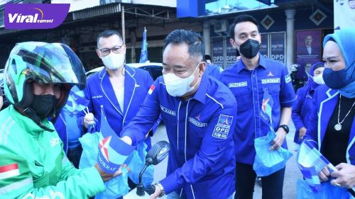 Ketua DPD Partai Demokrat Sumsel, Cik Ujang, S.H didampingi Sekjen DPD Partai Demokrat Sumsel H Muchendi S.E, dan Bendahara Ir. Holda H, MSi berbagi takjil, kemarin (16/4/2022). Foto : viralsumsel.com/ion
