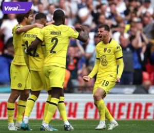 Para pemain Chelsea selebrasi usai cetak gol ke gawang Crystal Palace pada laga semifinal Piala FC dengan skor 2-0 di Wembley, Minggu (17/4/2022) malam. Foto : chelsea