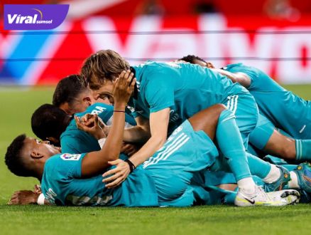 Para pemain Real Madrid selebrasi usai kalahkan Sevilla dengan skor tipis 3-2 pada pekan ke-32 LaLiga di Estadio Ramon Sanchez Pizjuan, Senin (18/4/2022) dini hari tadi. Foto : ig realmadrid