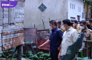 Gubernur Sumsel H Herman Deru saat meninjau rencana perbaikan rumah/bedah rumah tidak layak huni. Foto : viralsumsel.com/win