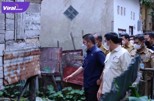 Gubernur Sumsel H Herman Deru saat meninjau rencana perbaikan rumah/bedah rumah tidak layak huni. Foto : viralsumsel.com/win