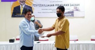 Anggota DPRD Babel Firmansyah Levi menyerahkan bantuan kepada salah satu mushola yang berada Jl. Sam Ratulangi, Sungailiat, Sabtu (16/4/2022). Foto : viralsumsel.com/ril