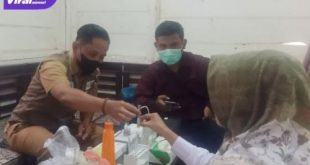 Dinas Perdagangan OKI dan tim dari Puskesmas serta Polres OKI melakukan sidak makanan yang mengandung bahan berbahaya di Pasar Tugumulyo, Kecamatan Lempuing, Selasa (19/4/2022). Foto : viralsumsel.com/fir