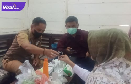 Dinas Perdagangan OKI dan tim dari Puskesmas serta Polres OKI melakukan sidak makanan yang mengandung bahan berbahaya di Pasar Tugumulyo, Kecamatan Lempuing, Selasa (19/4/2022). Foto : viralsumsel.com/fir