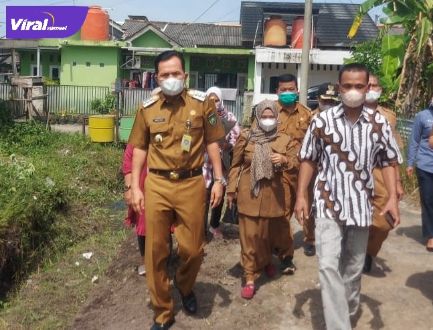 Walikota Prabumulih, Ir Ridho Yahya MM tinjau parit  warga RW 09, Perumnas Vina Sejahtera II, Kelurahan Gunung Ibul, Selasa (19/4/2022). Foto : viralsumsel.com/jamal Walikota Prabumulih, Ir Ridho Yahya MM tinjau parit warga RW 09, Perumnas Vina Sejahtera II, Kelurahan Gunung Ibul, Selasa (19/4/2022). Foto : viralsumsel.com/jamal