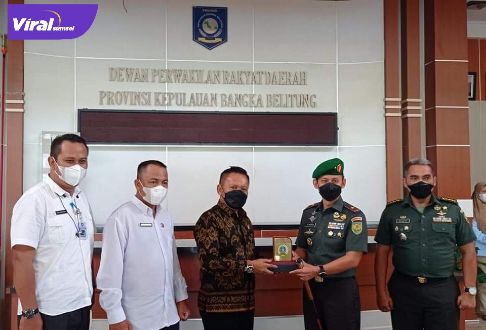Ketua DPRD Babel sambut Danrem Garuda Jaya 045 Brigadir Jenderal TNI Ujang Darwis, M.D.A., beserta jajaran saat bersilaturahmi ke Kantor DPRD Babel, Rabu (20/04/2022). Foto : viralsumsel.com/ion